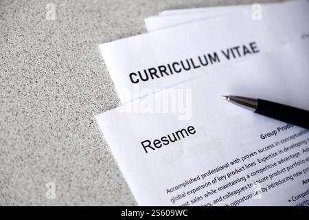 Draufsicht des Stapels von Bürodokumenten einschließlich Lebenslauf- und lebenslaufformularen auf dem Schreibtisch in der Nähe des Stifts. Stellensuche. Jagd nach Arbeitsplatzkonzept. Oben Stockfoto