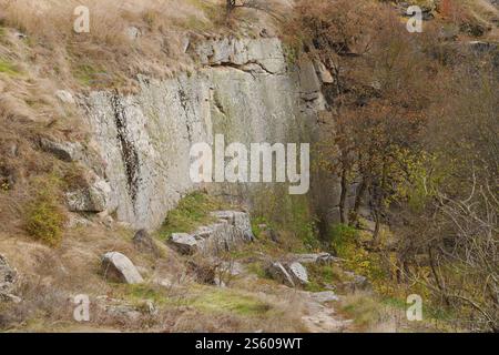 Granitfelsen des Bukski Canyon im Herbst. Malerische Landschaft und schöner Ort des ukrainischen Tourismus. Granitfelsen des Bukski Canyon im Herbst. Stockfoto