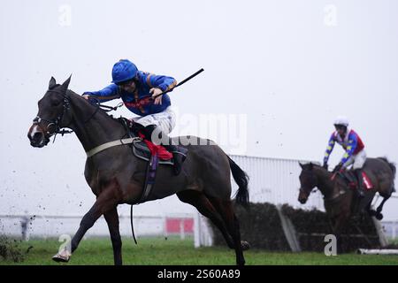 Aktenfoto vom 27.12.2024 von Ooh Betty. Ben Clarke unterstützt Ooh Betty, um der Aufgabe gewachsen zu sein, als sie am Samstag die Flagge seines Dorset-Teams in einem möglichen Konflikt mit dem irischen Raider Kargese in Ascot fliegt. Ausgabedatum: Mittwoch, 15. Januar 2025. Stockfoto