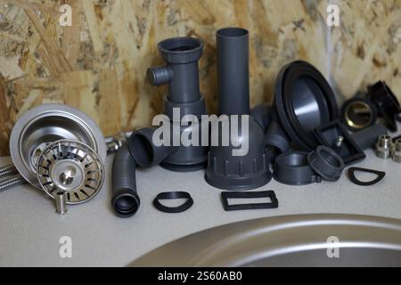 Klempner Werkzeuge und Wasserhahn bereit für die Installation in der Nähe des Waschbeckens auf der Arbeitsplatte in der Küche. Anschlüsse für die Installation des Wasserhahns für den Stockfoto
