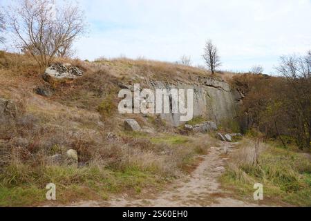 Granitfelsen des Bukski Canyon im Herbst. Malerische Landschaft und schöner Ort des ukrainischen Tourismus. Granitfelsen des Bukski Canyon im Herbst. Stockfoto