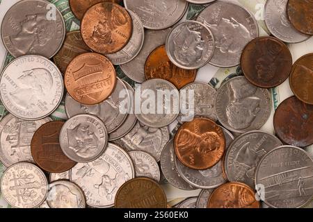 US-Cent-Münzen aus nächster Nähe. Große Geldmenge auf dem Tisch. Geschäfts- und Bestandskonzept. Beliebte und wichtige Währung. US-Cent-Münzen Stockfoto
