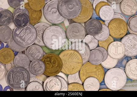Ukrainische Kopiika-Münzen aus nächster Nähe. Große Menge ukrainisches Geld auf dem Tisch. Geschäfts- und Aktienkonzept für ukrainische Währung. Ukrainische Kopiika-Münzen Stockfoto