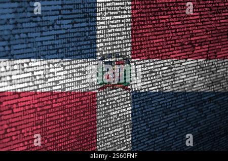 Die Flagge der Dominikanischen Republik wird auf dem Bildschirm mit dem Programmcode dargestellt. Das Konzept der modernen Technik und der Standortentwicklung. Dominikanische Republik Stockfoto