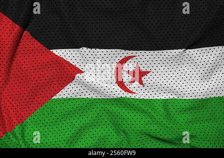 Die Westsahara-Flagge ist auf einem Polyester-Nylon-Mesh-Material mit einigen Falten gedruckt. Die Westsahara-Flagge ist auf einer Sportbekleidung aus Polyester-Nylon aufgedruckt Stockfoto