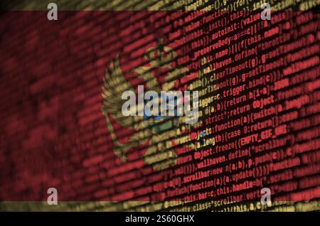 Die Flagge Montenegro wird auf dem Bildschirm mit dem Programmcode dargestellt. Das Konzept der modernen Technik und der Standortentwicklung. Die Flagge Montenegros ist abgebildet Stockfoto