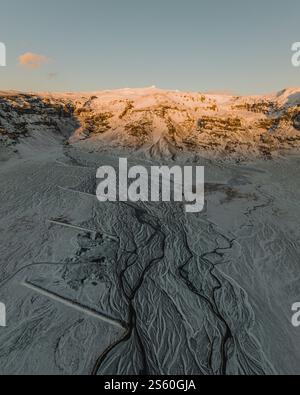 Luftaufnahme von Hvannadalshnúkur und geflochtenen Flüssen in der Nähe der Route 1 in Südisland. Stockfoto