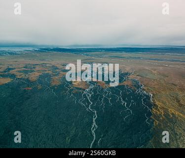 Aus der Vogelperspektive sehen Sie komplizierte geflochtene Flüsse, die zur Küste in Südisland fließen Stockfoto