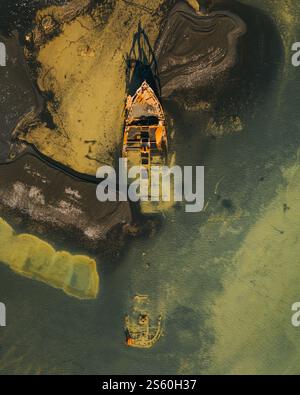 Aus der Vogelperspektive auf das Schiffswrack von Clyne Castle, das in flachen Gewässern in Südisland ruht. Stockfoto