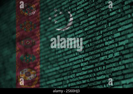 Die Flagge Turkmenistans wird auf dem Bildschirm mit dem Programmcode dargestellt. Das Konzept der modernen Technik und der Standortentwicklung. Turkmenistans Flagge ist Stockfoto