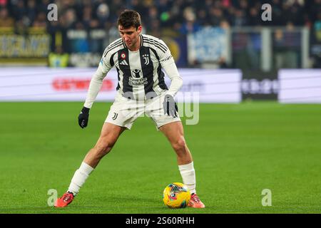 Bergamo, Italien. Januar 2025. Andrea Cambiaso von Juventus FC wurde 2024/25 während des Fußballspiels der Serie A zwischen Atalanta BC und Juventus FC im Gewiss Stadium gesehen Stockfoto
