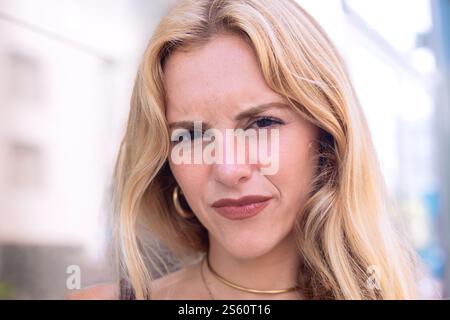 Nahaufnahme einer ernsten Blondine mit nachdenklichem Ausdruck Stockfoto