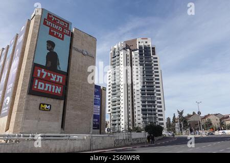 Jerusalem, Israel. Januar 2025. Ein elektronisches Banner zeigt den 23-jährigen israelischen Hersh Goldberg Polin, der während des Reim-Musikfestivals-Massakers am 7. Oktober 2023 von der Hamas verwundet und entführt wurde und fast 11 Monate lang als Geisel gehalten wurde, bis seine Leiche am 31. August 2024 in Rafah im Gazastreifen geborgen wurde. Der hebräische Text lautet: "Es ist zu spät für mich, rette sie." Da ein Entlassungsabkommen und ein mögliches Ende des Krieges im Gazastreifen in der letzten Verhandlungsphase zu sein scheinen, ist die israelische Gesellschaft für und gegen gespalten, und ein Bannerkampf tobt um die öffentliche Meinung. Quelle: Nir Alon/Alamy Live News Stockfoto