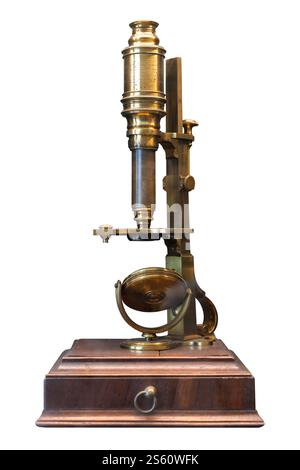 Ein Vintage-Messingmikroskop mit komplizierten Details, montiert auf einem polierten Holzsockel, isoliert auf weißem Hintergrund Stockfoto