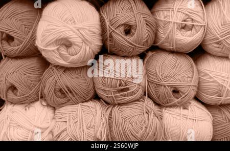 Bunte Garnbällchen Wolle in einem Stoffgeschäft. Hintergrund aus farbigem Acrylgarn. Materialien für Handarbeiten, zum Stricken und Häkeln. Stockfoto