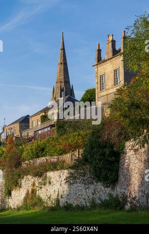 Kelso, Schottland: Vom Cobby River Walk aus gesehen unterhalb der Häuser und Gärten, die höher auf Chalkheugh liegen Stockfoto