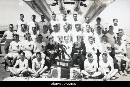 Royal Navy-Seeleute auf Deck eines Schlachtschiffes mit der Arbuthnot Trophy für Cross Country-Läufe, um 1930er Jahre Stockfoto