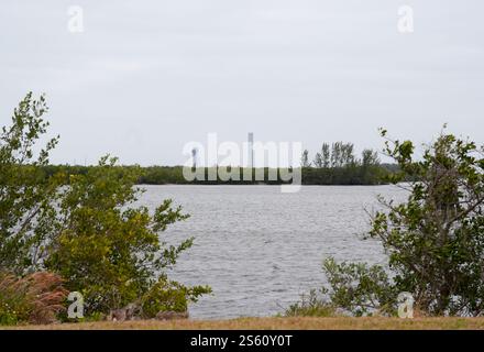 Cape Canaveral, Florida, USA. Januar 2025. Der Start-Komplex 39A der NASA im Kennedy Space Center in Cape Canaveral, Florida, wird am 14. Januar 2025 während der Vorbereitungen für den Start der Blue Ghost Mission 1 von Firefly Aerospace auf einer SpaceX Falcon 9-Rakete gesehen. (Kreditbild: © Scott Coleman/ZUMA Press Wire) NUR REDAKTIONELLE VERWENDUNG! Nicht für kommerzielle ZWECKE! Stockfoto