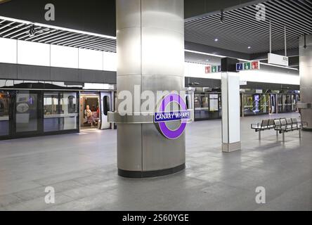 U-Bahnsteig am neuen Bahnhof Elizabeth Line in Canary Wharf, London, Großbritannien. Zeigt den Zug mit offenen Türen Stockfoto
