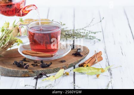 Winter Kräuter und Gewürze Tee in Glas Teekanne oder Becher, alternative Medizin für das Immunsystem, Kräuter Heißgetränk Konzept Stockfoto