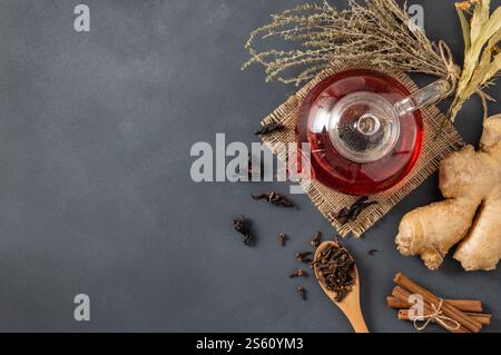 Winter Kräuter und Gewürze Tee in Glas Teekanne oder Becher, alternative Medizin für das Immunsystem, Kräuter Heißgetränk Konzept Stockfoto