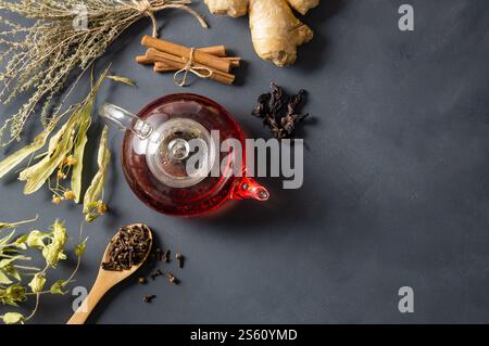 Winter Kräuter und Gewürze Tee in Glas Teekanne oder Becher, alternative Medizin für das Immunsystem, Kräuter Heißgetränk Konzept Stockfoto