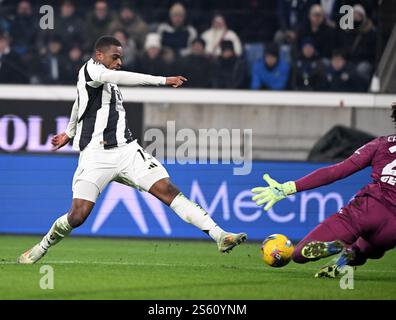 Bergamo, Italien. Januar 2025. Juventus’ Pierre Kalulu erzielte bei einem Fußballspiel der Serie A zwischen Atalanta und Juventus in Bergamo, Italien, am 14. Januar 2025. Quelle: Alberto Lingria/Xinhua/Alamy Live News Stockfoto