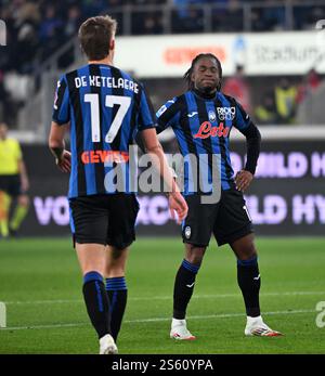 Bergamo, Italien. Januar 2025. Ademola Lookman (R) reagiert auf ein Fußballspiel der Serie A zwischen Atalanta und Juventus in Bergamo, Italien, am 14. Januar 2025. Quelle: Alberto Lingria/Xinhua/Alamy Live News Stockfoto