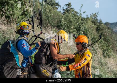 Männer mit Fallschirm bereiten den Abflug vor. Gleitschirmflieger bereiten sich vor dem Start in Phuket Island Thailand vor. Einen Geschwindigkeitsflügel von einem Berg aus starten. Extrem Stockfoto