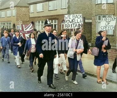 Die Menschen vor Ort unterstützen ihren Abgeordneten Enoch Powell eine Woche nach seiner berüchtigten Rede von „River of Blood“ im Jahr 1968 Stockfoto