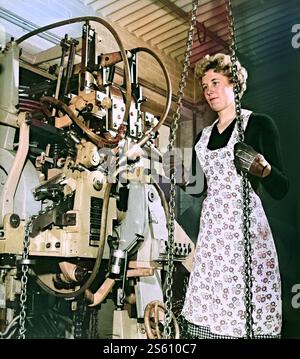 Alice Griffiths verwendet eine moderne Kettenmaschine bei Joseph Woodhouse, Kettenmacher, Cradley Heath 1961 Stockfoto