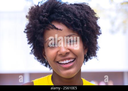 Nahaufnahme einer lächelnden afroamerikanerin, die in die Kamera schaut. Stockfoto