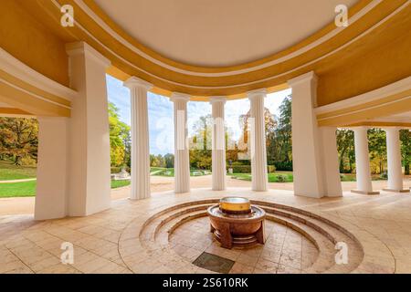 Pavillon der kalten Mineralwasserquelle Ferdinand (Ferdinandův pramen auf Tschechisch) - Marianske Lazne (Marienbad) - große berühmte Kurstadt Stockfoto