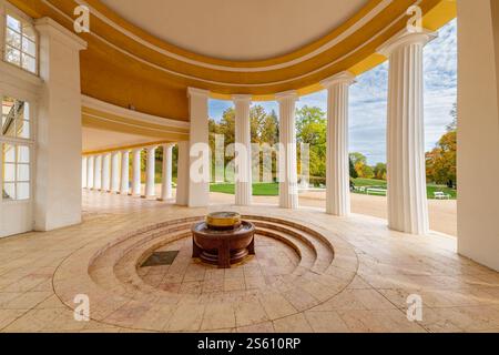 Pavillon der kalten Mineralwasserquelle Ferdinand (Ferdinandův pramen auf Tschechisch) - Marianske Lazne (Marienbad) - große berühmte Kurstadt Stockfoto