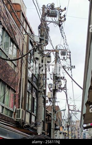 Stromleitungen und Transformatoren entlang der Straße in Tokio, Japan Stockfoto