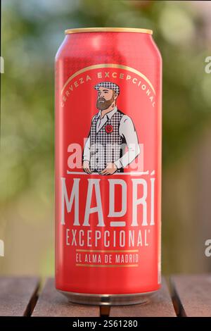 Madri außergewöhnliche spanische Cerveza Bier rote Dose draußen auf grünem Hintergrund Stockfoto