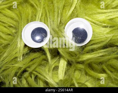 Lustiges Wiggle Google Eyes auf Stoff dumm Pelz Hintergrund Stockfoto