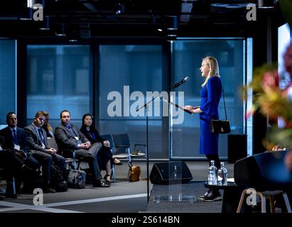DEN HAAG - die finnische Außenministerin Eline Valtonen spricht auf einer internationalen Außenministerkonferenz über die Einhaltung von Sanktionen. Die Teilnehmer sprechen über die effektive Einhaltung von Sanktionen, wie die Sanktionen gegen Russland wegen des Krieges in der Ukraine. ANP REMKO DE WAAL niederlande raus - belgien raus Stockfoto