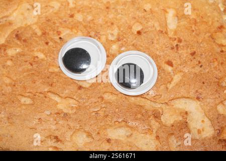 Brothintergrund lustiges Wiggle Google Eyes on Fabric Dumly Stockfoto