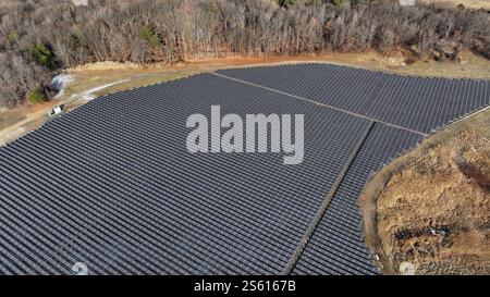 Luftaufnahme des großen Solarpaneelfeldes in Sayreville, NJ Stockfoto