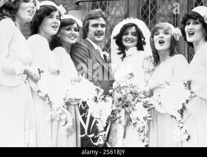 Aktenfoto vom 23. Mai 06/79, in dem die Nolan Sisters nach ihrer Hochzeit in der Church of the Sacred Heart in Blackpool singen, für ihre Schwester Anne und ihren Bräutigam Blackpool-Fußballspieler Brian Wilson. Die singenden Brautjungfern sind (von links nach rechts) Linda, 20, Coleen, 14, Maureen, 25, Bernadette "Bernie", 18, und Denise, 27. Die Sängerin und TV-Moderatorin Linda Nolan ist im Alter von 65 Jahren gestorben, „mit ihren liebevollen Geschwistern am Bett“, sagte ihr Manager. Ausgabedatum: Mittwoch, 15. Januar 2025. Stockfoto
