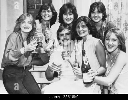 Aktenfoto vom 23. Mai 06/79, in dem die Nolan Sisters nach ihrer Hochzeit in der Church of the Sacred Heart in Blackpool singen, für ihre Schwester Anne und ihren Bräutigam Blackpool-Fußballspieler Brian Wilson. Die singenden Brautjungfern sind (von links nach rechts) Linda, Maureen, Denise, Coleen und Bernadette „Bernie“. Die Sängerin und TV-Moderatorin Linda Nolan ist im Alter von 65 Jahren gestorben, „mit ihren liebevollen Geschwistern am Bett“, sagte ihr Manager. Ausgabedatum: Mittwoch, 15. Januar 2025. Stockfoto