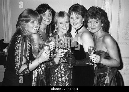 Aktenfoto vom 11/83 der Nolans, deren Rekord „Dressed to Kill“ aus den Top-100-Pop-Charts geworfen wurde. (Von links nach rechts) Linda Nolan, Anne Nolan, Bernie Nolan, Coleen Nolan und Maureen Nolan. Die Sängerin und TV-Moderatorin Linda Nolan ist im Alter von 65 Jahren gestorben, „mit ihren liebevollen Geschwistern am Bett“, sagte ihr Manager. Ausgabedatum: Mittwoch, 15. Januar 2025. Stockfoto