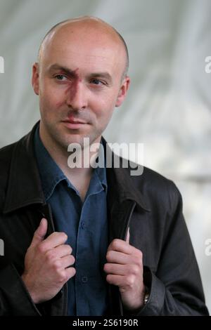 Christopher Brookmyre, der Bestseller des schottischen Kriminalschriftstellers, wird auf dem Edinburgh International Book Festival gezeigt, bevor er über seine Arbeit spricht. Das Edinburgh International Book Festival ist das weltweit größte Literaturfestival, an dem jedes Jahr über 500 Autoren aus aller Welt teilnehmen und das vom 13-29. August an stattfindet. Edinburgh wurde zur ersten UNESCO-Literaturstadt der Welt ernannt. Stockfoto