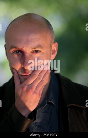 Christopher Brookmyre, der Bestseller des schottischen Kriminalschriftstellers, wird auf dem Edinburgh International Book Festival gezeigt, bevor er über seine Arbeit spricht. Das Edinburgh International Book Festival ist das weltweit größte Literaturfestival, an dem jedes Jahr über 500 Autoren aus aller Welt teilnehmen und das vom 13-29. August an stattfindet. Edinburgh wurde zur ersten UNESCO-Literaturstadt der Welt ernannt. Stockfoto