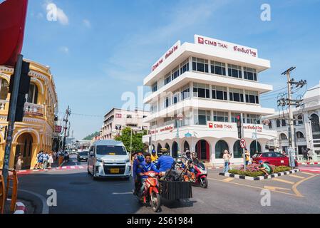 Geschäftige Kreuzung mit kolonialen und modernen Gebäuden in Phuket Stockfoto