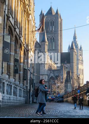 Belgien, Gent, St. Nikolaus Kirche mit dem Glockenturm dahinter und dem ehemaligen Postamt links. Stockfoto