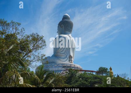 Rückansicht der Großen Buddha-Statue in Phuket, Thailand auf einem Hügel Stockfoto