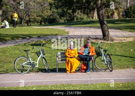 Valencia, Spanien, 15. Januar 2025. Der Turia-Garten in Valencia ist etwa 9 Kilometer lang und erstreckt sich über eine Fläche von rund 110 Hektar. Damit ist er in diesem Jahr einer der größten städtischen Parks Spaniens. Das Magazin Forbes hat Valencia zur besten Stadt der Welt erklärt, die in den Ruhestand gehen kann. Quelle: Eduard Ripoll. Stockfoto