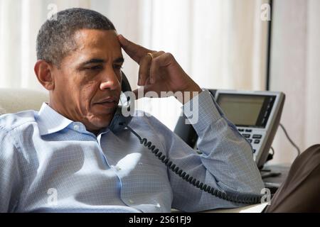 Präsident Barack Obama spricht telefonisch mit seinem nationalen Sicherheitsstab über die Situation in Ägypten, während er in Chilmark, Mass., 15. August 2013 war. (Offizielles Foto Des Weißen Hauses). BILD MIT EINSCHRÄNKUNGEN, siehe Feld „zusätzliche Informationen“ Stockfoto
